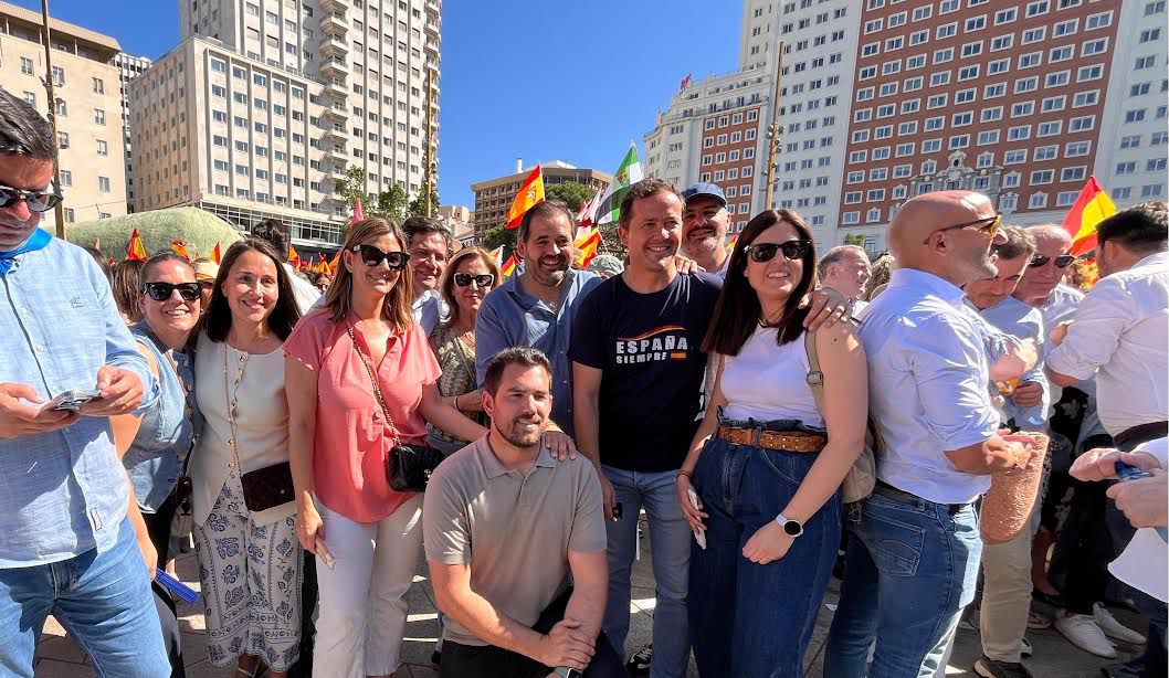 Carlos Velázquez lidera la delegación toledana en la manifestación ‘Mafia o democracia’ 