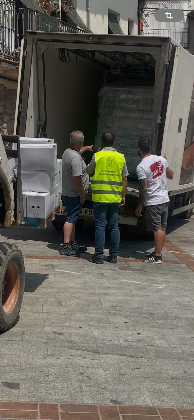 Un camión solidario con Dibe, Hielos La Confianza y la Farmacia de Navalcán