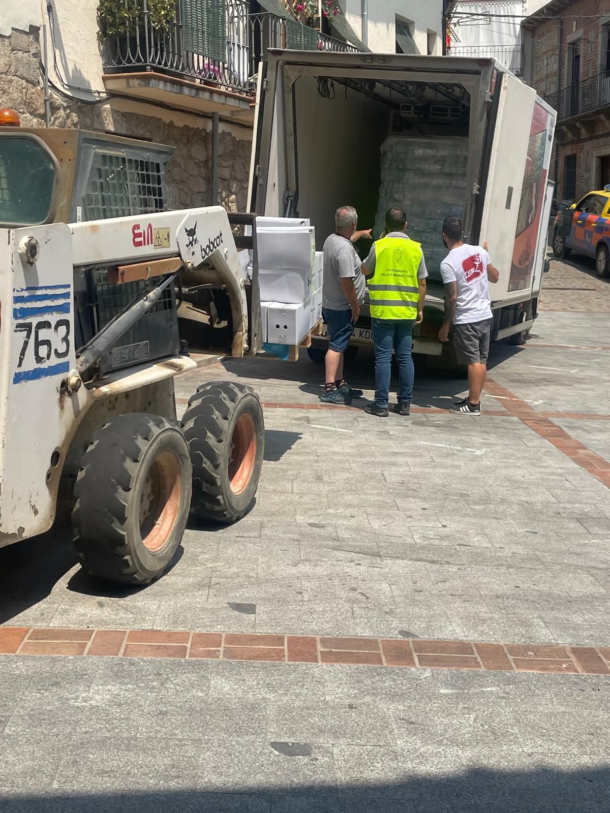 Un camión solidario con Dibe, Hielos La Confianza y la Farmacia de Navalcán