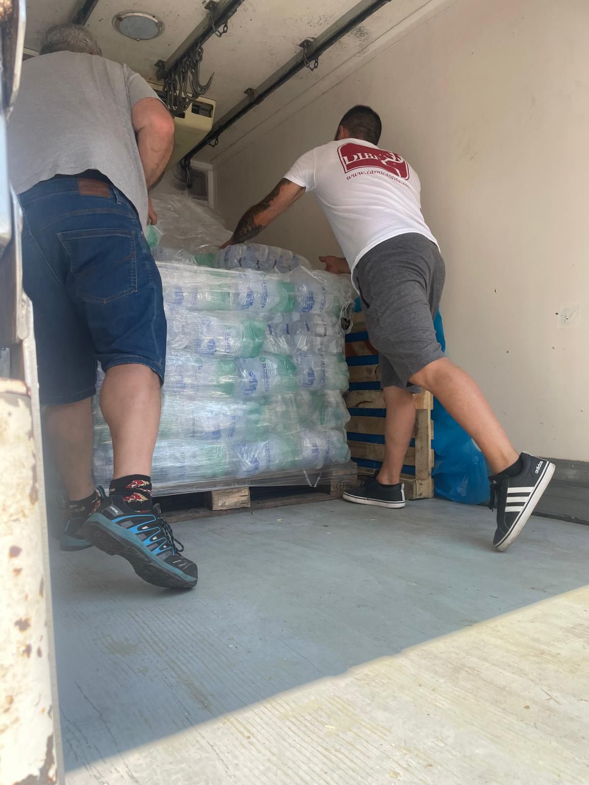 Un camión solidario con Dibe, Hielos La Confianza y la Farmacia de Navalcán