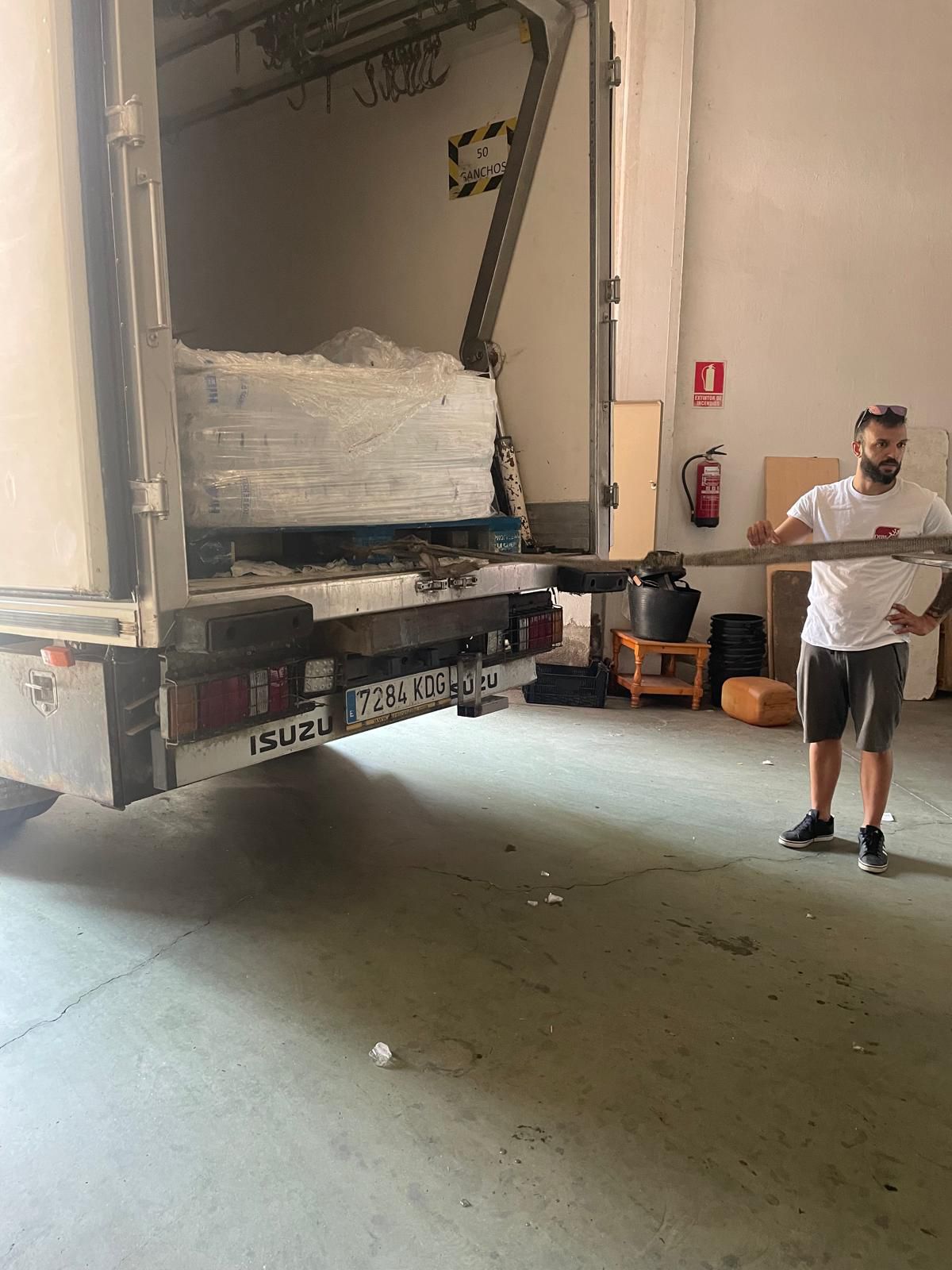 Un camión solidario con Dibe, Hielos La Confianza y la Farmacia de Navalcán