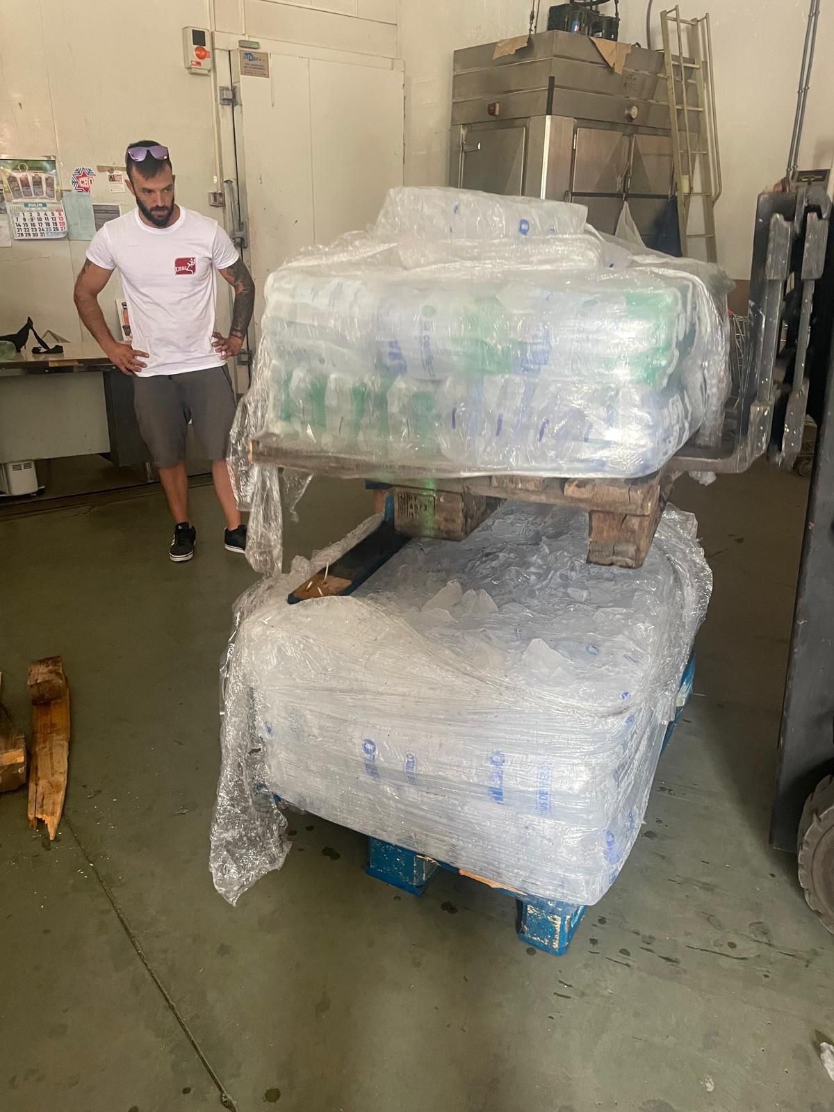 Un camión solidario con Dibe, Hielos La Confianza y la Farmacia de Navalcán