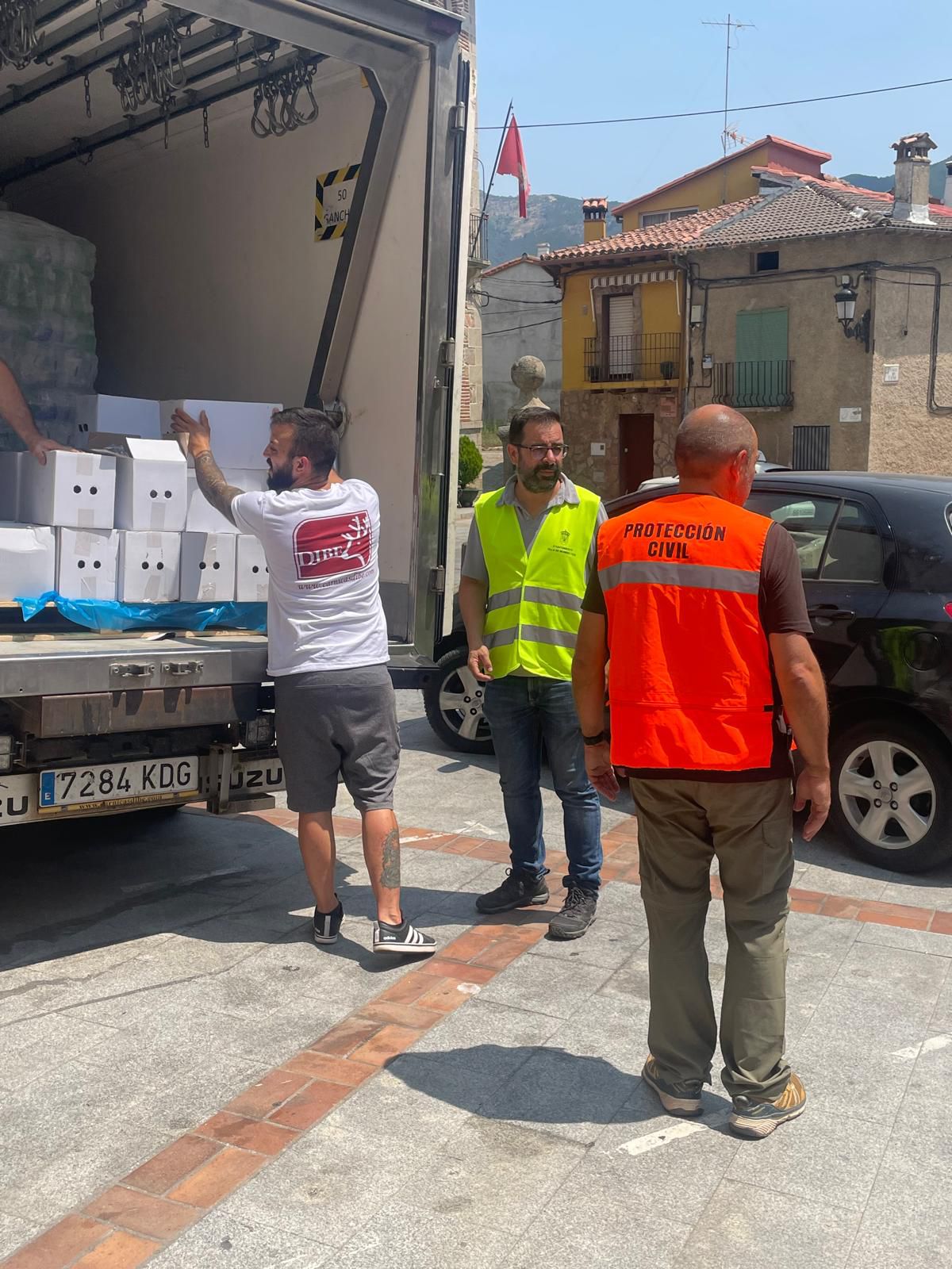 Un camión solidario con Dibe, Hielos La Confianza y la Farmacia de Navalcán