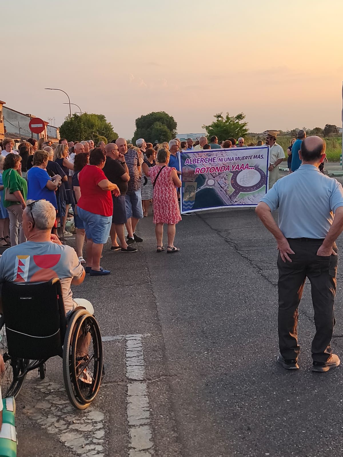 Vecinos de Alberche cortan la carretera para exigir &quot;una rotonda ya. Nos jugamos la vida&quot;
