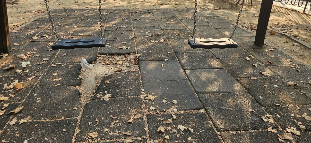  Talavera: Parque infantil en mal estado