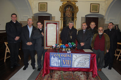 Braulio Rodríguez acompañado por diversos miembros de la Comisión Diocesana. (Foto: Carlos Granda.)