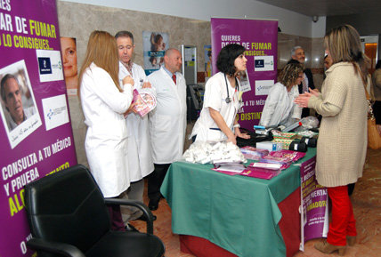 Profesionales sanitarios atienden a los fumadores. (Foto: LVDT)