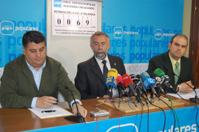 Ramos, entre Farelo y Pérez Yepes, en la sede del PP de Talavera. (Foto: J.F.)