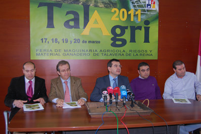 Devia, en medio, acompañado por profesionales del sector y miembros del Comité Ejecutivo de la feria. (Foto: J.F.)
