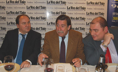 Gonzalo Lago flanqueado por el director de SER Talavera, Manuel Muñoz, y el de La Voz del Tajo, Alberto Retana. (Foto: Carlos Granda)