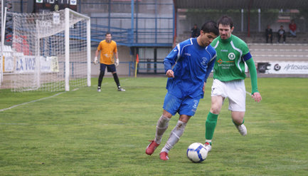 Quique intenta zafarse de la marca de un rival. (Foto: LVDT)