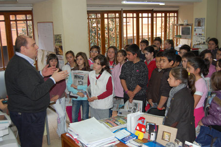 El director de La Voz del Tajo, Alberto Retana, durante su explicación a los estudiantes de Colegio 'Blas Tello'. (Foto: J.F.)