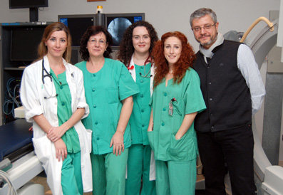 Parte del equipo del Servicio de Cardiología del Hospital de Talavera junto a Ignacio Fernández Lozano, director de la Unidad de arritmias del 'Puerta de Hierro'. (Foto: LVDT)