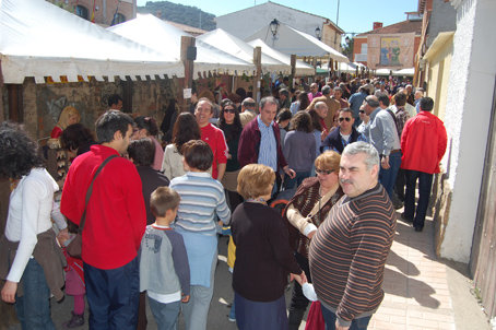 Las calles que ocupó el mercado estuvieron abarrotadas durante buena parte de la jornada. (Foto: J.F.)