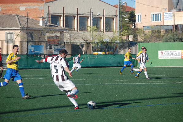 Cristian intentando enviar un balón a los delanteros de su equipo. (Foto: J.F.)