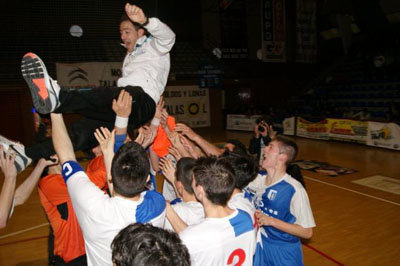 La euforia se desató entre los chavales del OID Talavera a la conclusión del partido. (Foto: LVDT)