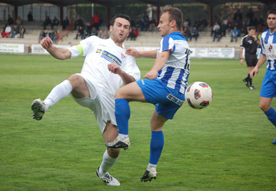 Rubi disputa un balón con Moisés en el partido entre Sampru y Mora. (Foto: Carlos Granda)