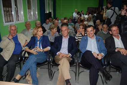 Gil, Arriero, Rivas, Devia y Flores, en el inicio de la asamblea en la sede socialista. (Foto: J.F.)