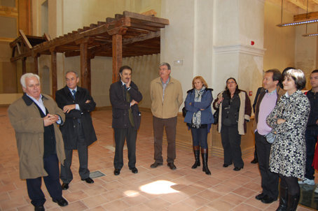 Autoridades políticas y técnicos de la obra durante la visita a la futura biblioteca. (Foto: J.F.)