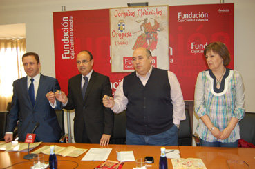 Autoridades políticas de Oropesa y de los artesanos de la región en la presentación del evento. (Foto: J.F.)