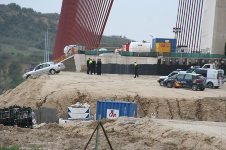 Impactante imagen de como terminó el turismo tras salirse de la vía junto al puente de la Ronda del Tajo. (Foto: F.H.)