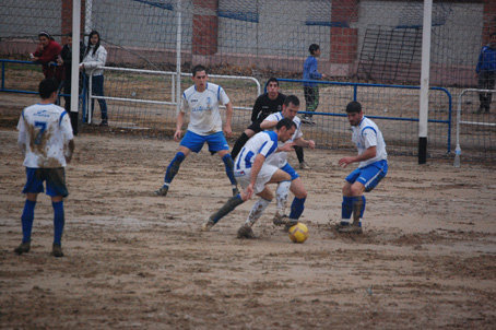 Una jugada del encuentro entre el Talaverilla y el San Prudencio del domingo. (Foto: J.F.)