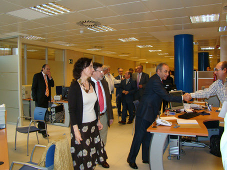 El alcalde saludando a uno de los funcionarios de la oficina durante la visita institucional. (Foto: J.F.)