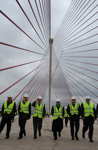 Sánchez Pingarrón visitó las obras del puente junto con los ingenieros de Caminos, Canales y Puentes que la dirigen. (Foto: Carlos Granda)