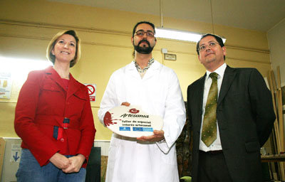Araújo, Paniagua y Villarubia durante la entrega del reconocimiento. (Foto: LVDT)