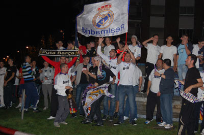La afición madridista se dio cita en la Plaza de España para celebrar el título copero. (Foto: Carlos Granda)
