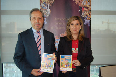 García-Loarte y Pérez sostienen sendos ejemplares de esta iniciativa pedagógica sobre la Semana Santa. (Foto: J.F.)