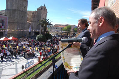 El alcalde pronuncia el pregón ante decenas de personas congregadas en la Plaza del Pan. (Foto: J.F.)