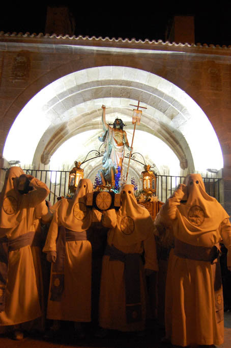 Salida del Cristo Resucitado por el lateral de La Colegial. (Foto: J.F.)