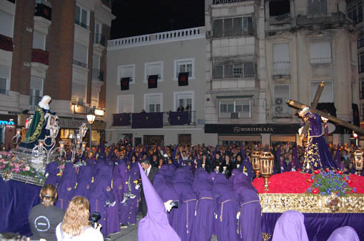 Las imágenes de la Mujer Verónica y el Jesús Nazareno en la Plaza del Reloj al final de la procesión del Viernes Santo. (Foto: J.F.)