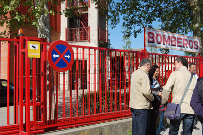 Escobar al termino de la convocatoria en la entrada al Parque de Bomberos de Talavera junto a los periodistas. (Foto: J.F.)