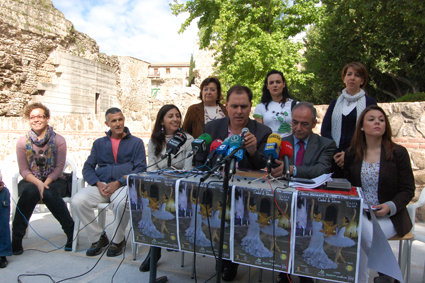 Un momento de la presentación junto a la Puerta de Sevilla. (Foto: J.F.)