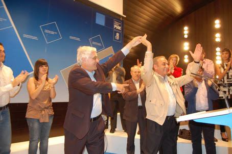 Barreda aclama a Rivas ante el público asistente al acto de presentación. (Foto: C.G.)