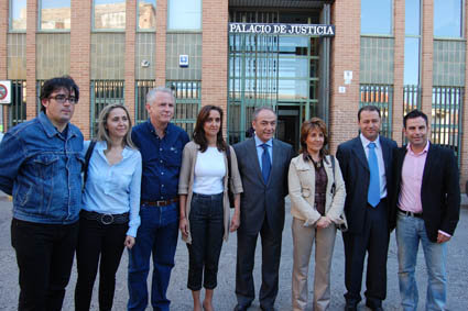 Rivas acompañado de varios integrantes de su candidatura a las puertas del juzgado. (Foto: J.F.)