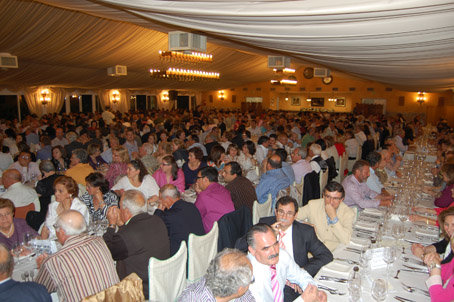 Panorámica de la multitudinaria cena que se celebró en la noche del viernes. (Foto: J.F.)