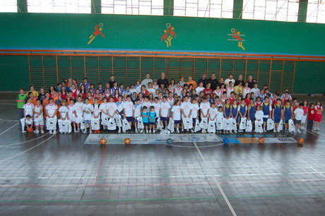 Foto de familia en el polideportivo del Colegio Hermanos Maristas. (Foto: J.F.)