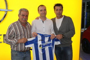 El nuevo míster del equipo entre Pedro Flores y José Antonio Dorado. (Foto: D.M.)