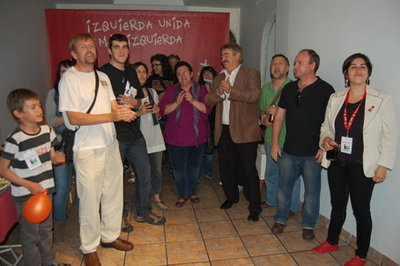 Domínguez celebrando la obtención de un concejal junto a parte de su candidatura. (Foto: J.F.)