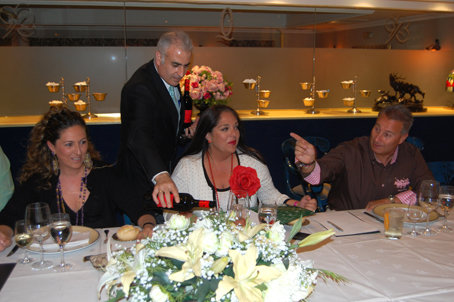La gerente del Anticuario, Dolores Cases, junto a la invitada Carmen Sánchez. (Foto: J.F.)