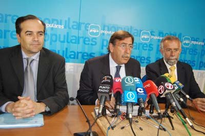 Gregorio y Ramos flanquearon al alcalde electo en su comparecencia ante los medios. (Foto: J.F.)