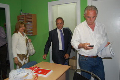 Rivas tras Camacho, y acompañado por su mujer, antes de comparecer ante los medios. (Foto: J.F.)