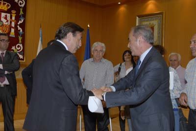 Lago y Rivas estrechan sus manos ante la atenta mirada de Tirso Lumbreras. (Foto: D.D.)