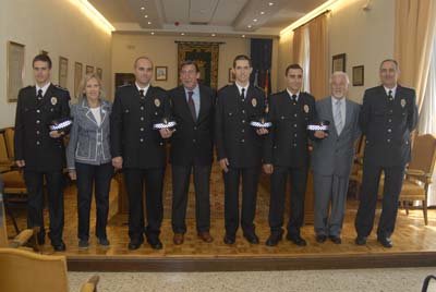 Los nuevos policías junto al alcalde y varios concejales del Gobierno. (Foto: D.D.)