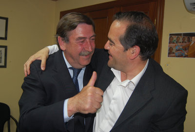 Lago y Gregorio celebran la victoria en la sede del PP tras conocer los resultados. (Foto: Carlos Granda)
