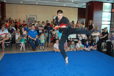 El campeón Eduardo Lurueña durante su exhibición en El Corte Inglés. (Foto: Carlos Granda)