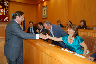 Lago saludando a los concejales de la oposición en esta primera sesión plenaria de su Gobierno. (Foto: J.F.)